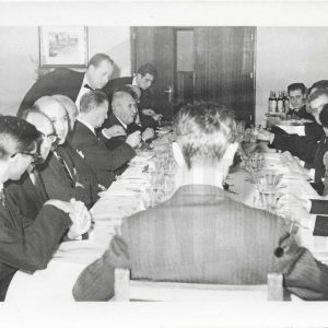 Comida durante la visita del Príncipe Juan Carlos a varias empresas de Aranjuez