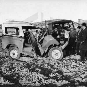 Accidente de tráfico de un Land Rover en una carretera por salida de la calzada