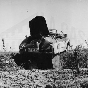 Accidente de tráfico de un coche descapotable en la carretera por salida de la calzada
