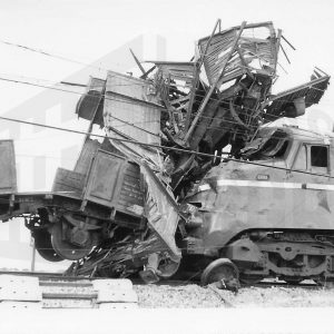 Accidente de ferrocarril entre máquina y vagón de carga