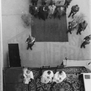 Varios sacerdotes concelebran junto al Nuncio Apostólico una eucaristía con motivo de la inauguración del edificio de Bachillerato del Colegio Apóstol Santiago en Aranjuez