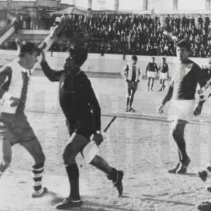 Forcejeo entre un jugador y un juez de línea durante un partido de fútbol