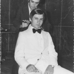 Peluquero peinando a Pedro Fernández «Niño de Aranjuez»