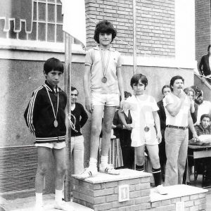 Deportistas premiados en el podio en las Olimpiadas del Colegio Apóstol Santiago de Aranjuez
