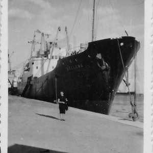 María Gálvez en un puerto, delante de un barco