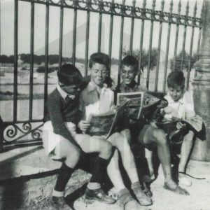 Niños leyendo tebeos en Aranjuez