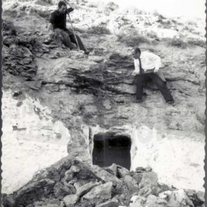 Hombres provocando un derrumbe en una ladera