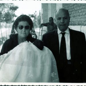 Padres de Antonio Talavera con Juan Antonio Talavera en brazos el día de su bautizo en la puerta de la Iglesia de Alpajés en Aranjuez