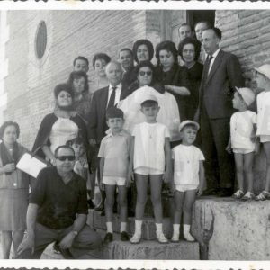 Familia de AntonioTalavera el día del bautizo de Juan Antonio Talavera en la puerta de la Iglesia de Alpajés en Aranjuez