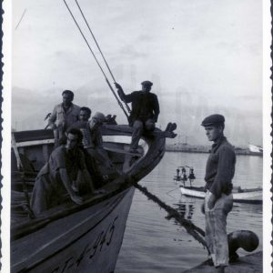 Pescadores en un pesquero amarrado en un puerto