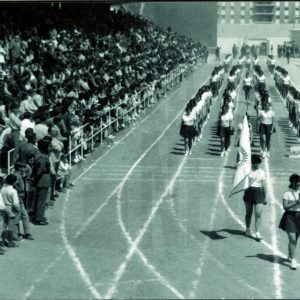 Desfile de las alumnas del Colegio Sagrada Familia en el acto de inauguración del nuevo Estadio Municipal de Deportes de Aranjuez
