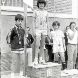 Deportistas premiados en el podio en las Olimpiadas del Colegio Apóstol Santiago de Aranjuez