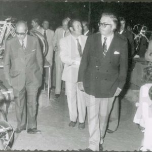 Varias personas en una exposición de bicicletas y motocicletas en la Feria de Muestras durante las Fiestas de Aranjuez