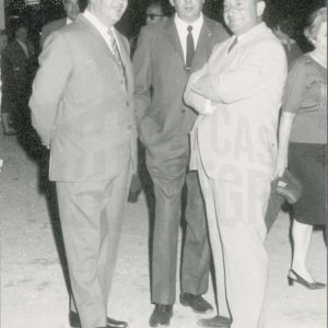 Tres señores posando durante unas Fiestas en Aranjuez