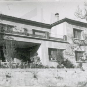 Casa con porche, terraza y columna salomónica