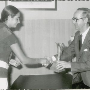 Aurora Collado recibiendo un trofeo