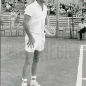 El tenista australiano Lew Hoad durante un partido de exhibición en Aranjuez