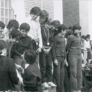 Deportistas premiados en el podio en las Olimpiadas del Colegio Apóstol Santiago de Aranjuez