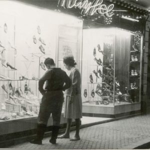 Pareja contemplando el escaparate de una zapatería