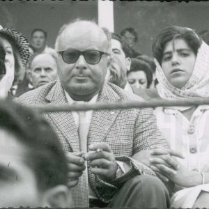 Varias personas en la grada de la Plaza de Toros de Aranjuez