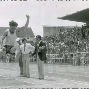 Joven ejecutando un salto de longitud en el antiguo Campo Municipal de Deportes de Aranjuez