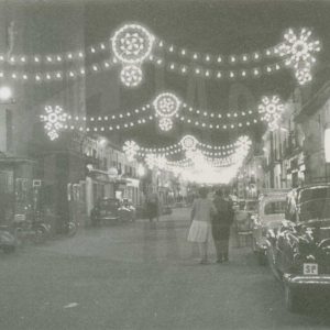 Pareja paseando por la Calle Stuart, a la altura del cine Aranjuez, durante unas fiestas locales