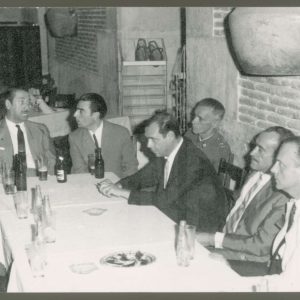 Autoridades conversando durante el ágape con motivo de la inauguración de la Oficina de Turismo de Aranjuez