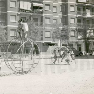 Varios niños y niñas en un parque infantil en el Nuevo Aranjuez: Los Columpios