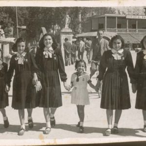 María Gálvez, esposa de Antonio Talavera, a los 11 años con otras niñas uniformadas junto al Puente Barcas y al Restaurante El Rana Verde en Aranjuez