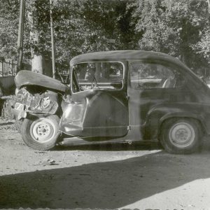 Seat 600 accidentado en una carretera en Aranjuez
