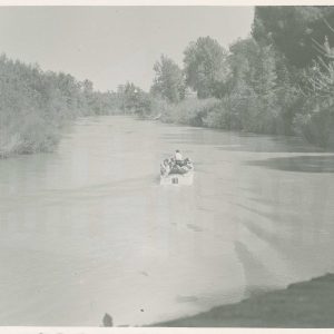 Varias personas en una barca en el río Tajo en Aranjuez