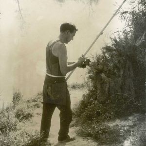 Pescador en la orilla del río Tajo en Aranjuez