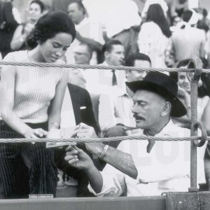 El actor Yul Brynner firmando un autógrafo en la Plaza de Toros de Aranjuez