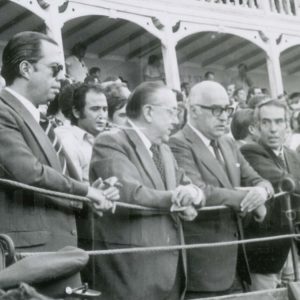 El Alcalde de Aranjuez, Antonio Clavet, junto a otras autoridades entre el público de la Plaza de Toros de Aranjuez