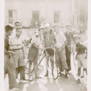 Grupo de personas alrededor de un ciclista