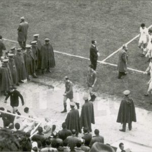 Salida de los jugadores del césped del Estadio Santiago Bernabéu en Madrid flanqueados por fuerzas del orden.