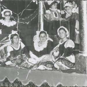 Varias chicas disfrazadas en una carroza en las Fiestas de Aranjuez