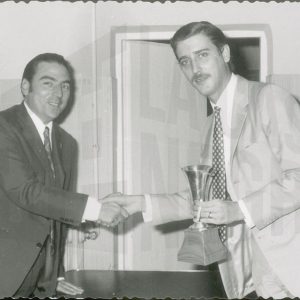 El Juez de Primera Instancia de Aranjuez, Rafael Estévez,  entrega un trofeo a un directivo de MAFE (Manufacturas Fotográficas Españolas)