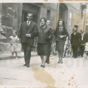 Grupo de personas andando por la calle en una boda