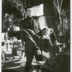 Hombre llevando una mujer inconsciente en brazos