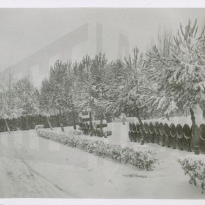 Barriles de madera en un paisaje nevado