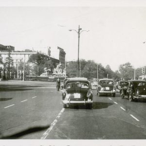 Tráfico en el Paseo del Prado hacia la Plaza de Cibeles en Madrid