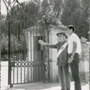 El guarda del Jardín de la Isla de Aranjuez conversa con un señor en la puerta de entrada al Jardín del Parterre