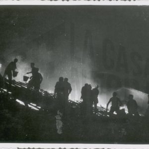 Personas en el tejado de la empresa MAFE (Manufacturas Fotográficas Españolas) apagando un incendio, en Aranjuez