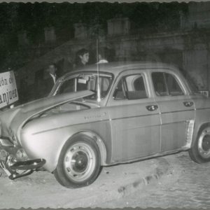 Coche accidentado tras chocar con una señal indicativa en la Plaza de San Antonio de Aranjuez