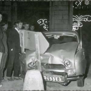 Coche accidentado tras chocar con una señal indicativa en la Plaza de San Antonio de Aranjuez