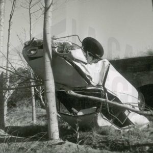 Coche accidentado volcado entre árboles en Aranjuez