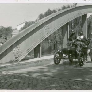 Coche antiguo de dos plazas durante una carrera atravesando el antiguo Puente de Barcas en Aranjuez