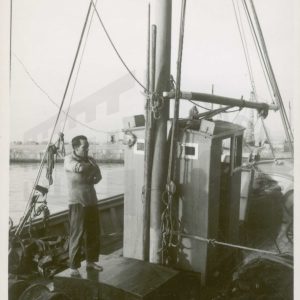 Un pescador en un barco pesquero en el Puerto de Alicante