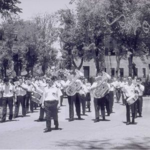 Procesión de San Fernando con banda de música en Aranjuez